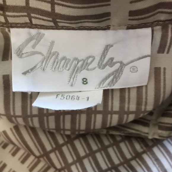 Shapely Vintage Button Up High Neck Blouse Shirt ~ Sz 8 ~ Beige ~ Long Sleeve - Picture 4 of 5